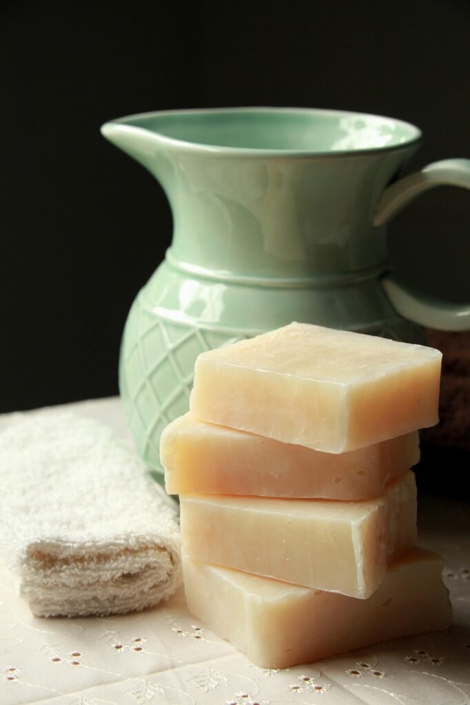 Savon naturel et cruche d'eau en terre cuite avec une serviette