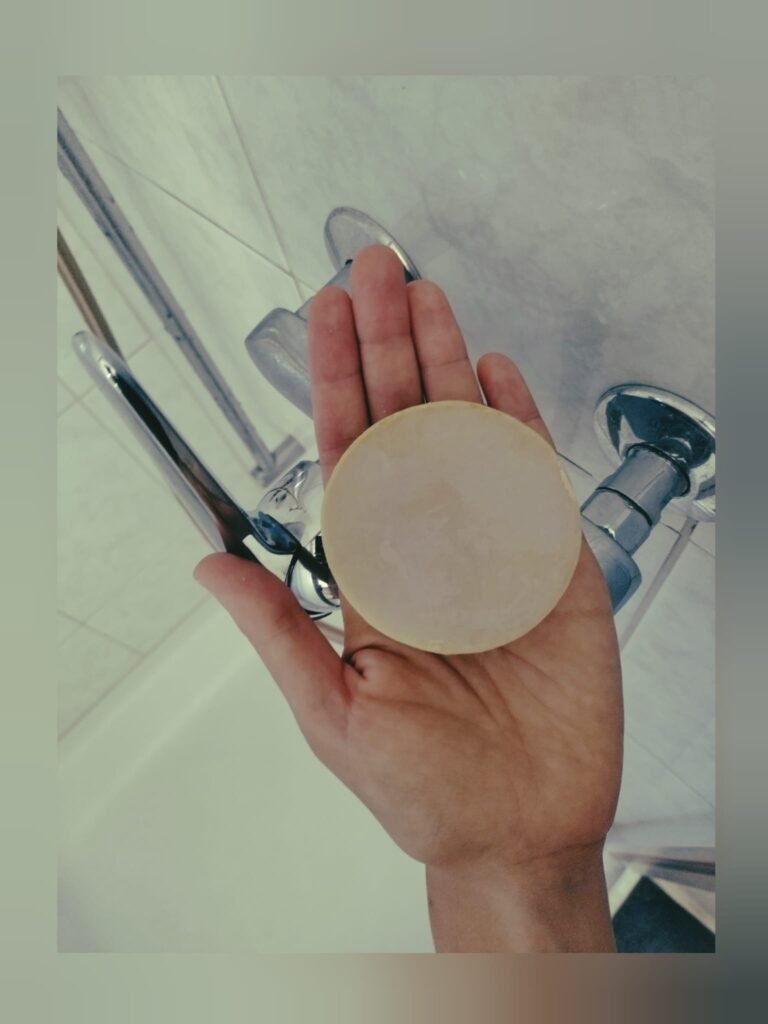Shampoing solide dans une main dans une salle de bain